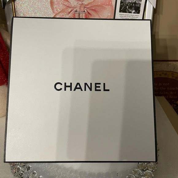 Chanel Classic White Box with ribbon and thank you card - Picture 9 of 10